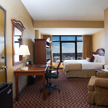 Ramada By Wyndham Topeka Downtown Hotel & Convention Center Zewnętrze zdjęcie