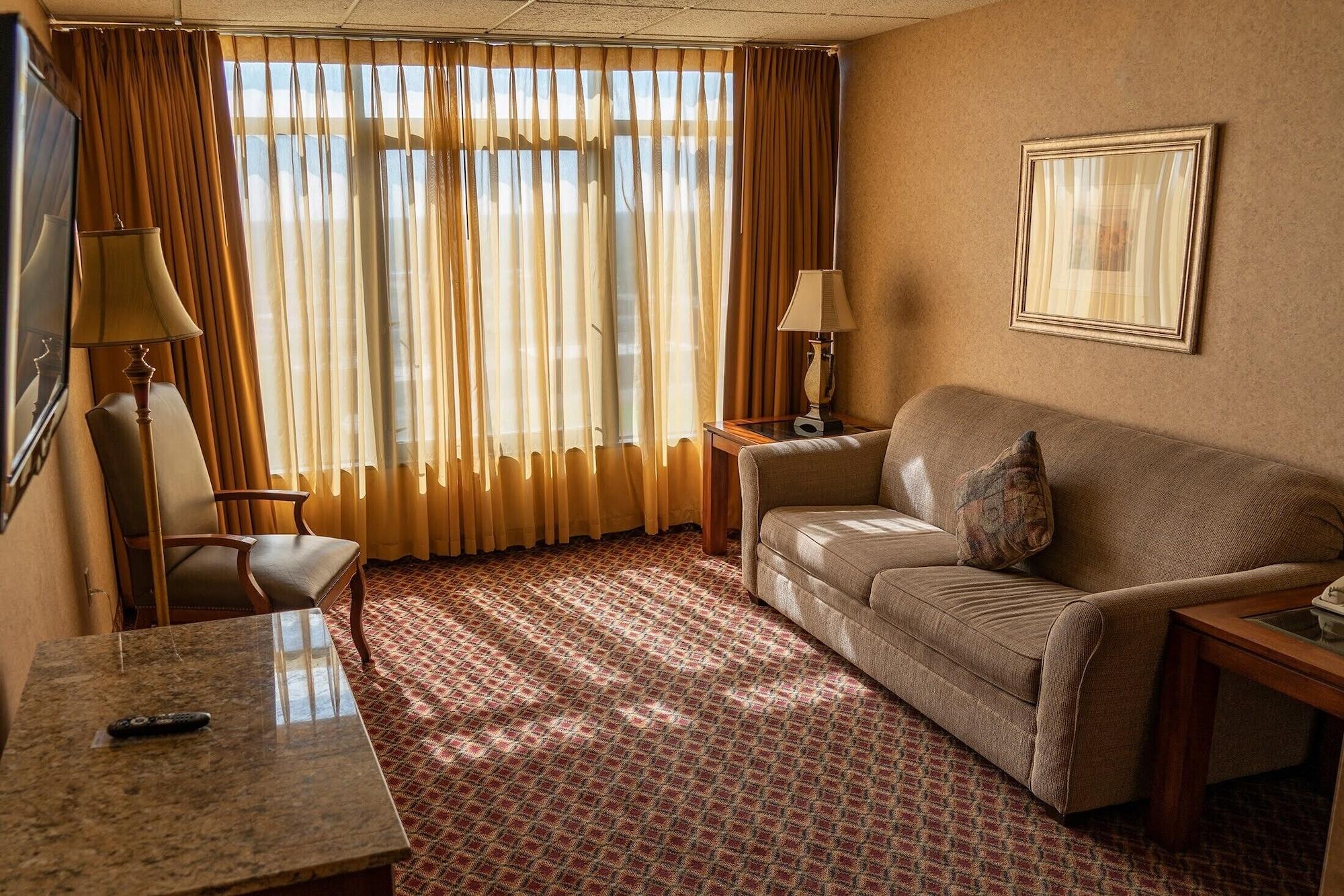 Ramada By Wyndham Topeka Downtown Hotel & Convention Center Zewnętrze zdjęcie