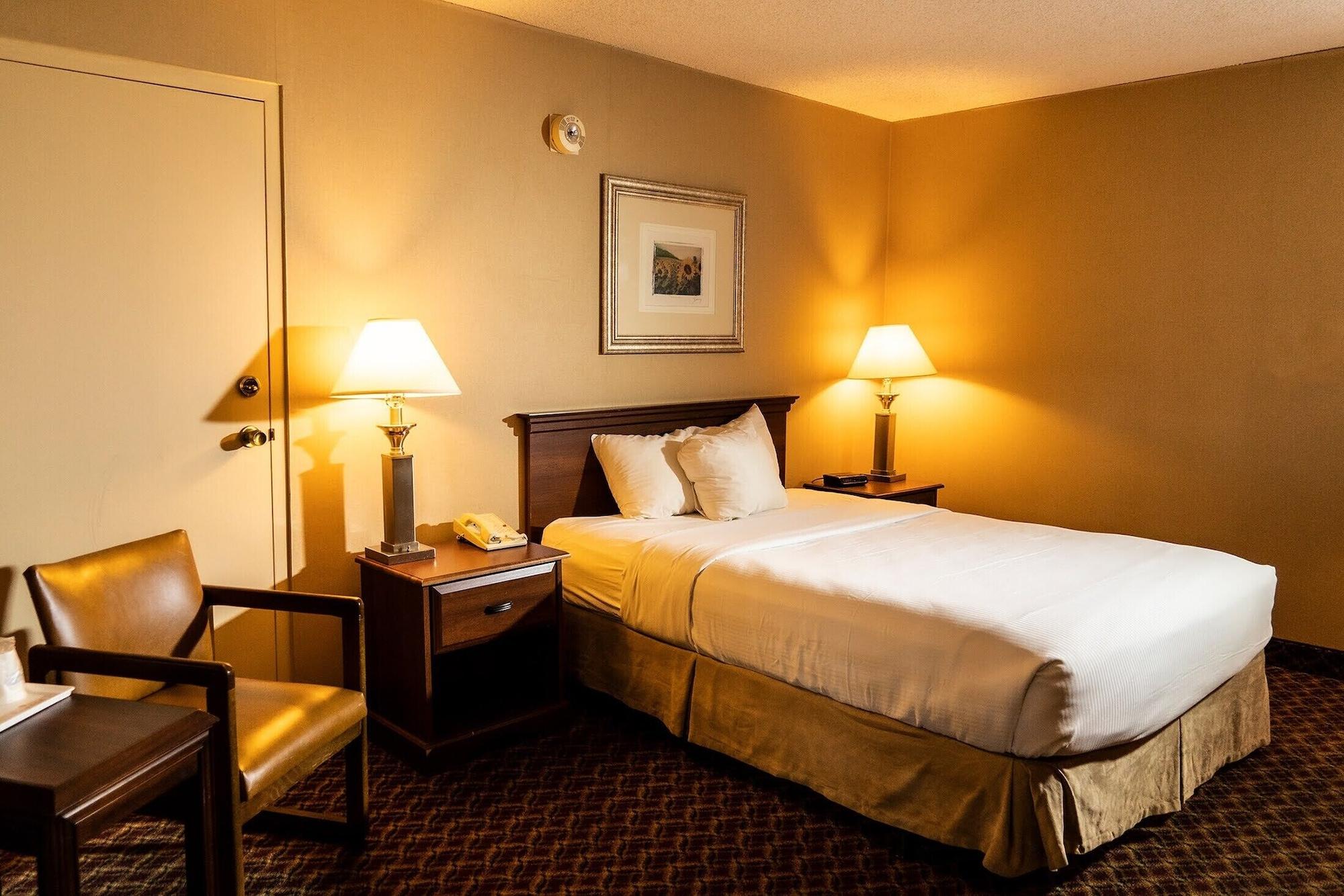 Ramada By Wyndham Topeka Downtown Hotel & Convention Center Zewnętrze zdjęcie
