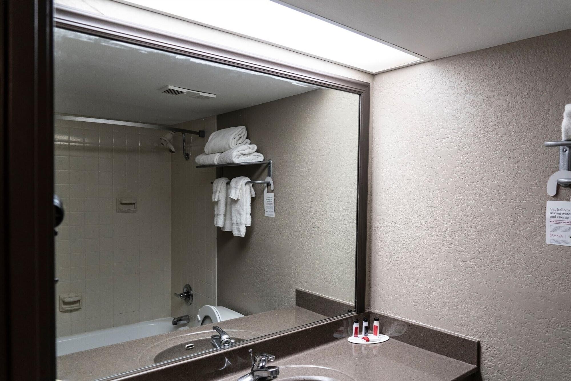 Ramada By Wyndham Topeka Downtown Hotel & Convention Center Zewnętrze zdjęcie