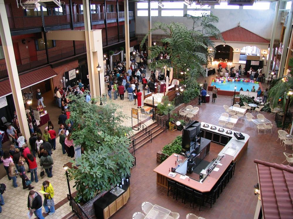 Ramada By Wyndham Topeka Downtown Hotel & Convention Center Zewnętrze zdjęcie