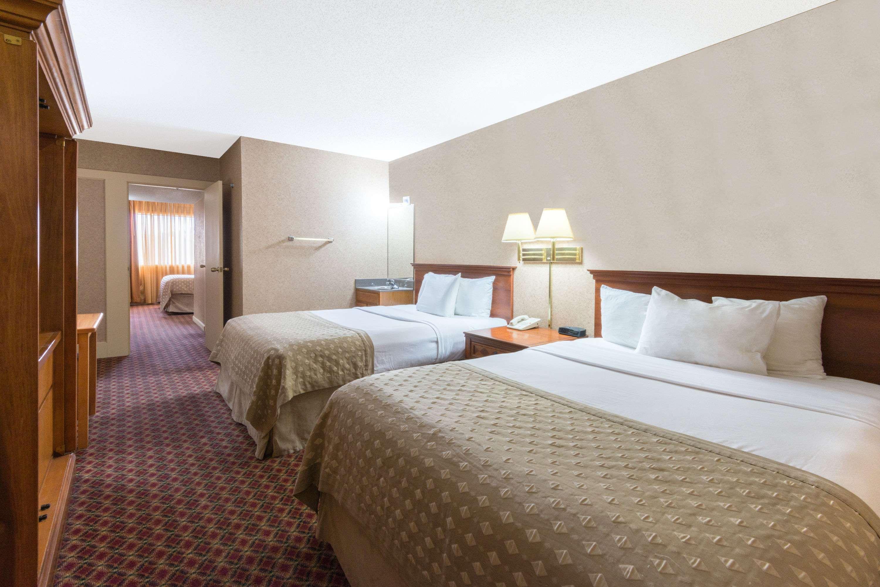Ramada By Wyndham Topeka Downtown Hotel & Convention Center Zewnętrze zdjęcie