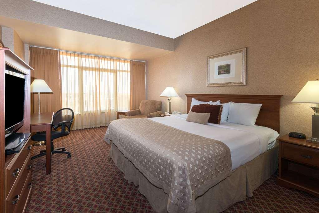 Ramada By Wyndham Topeka Downtown Hotel & Convention Center Pokój zdjęcie