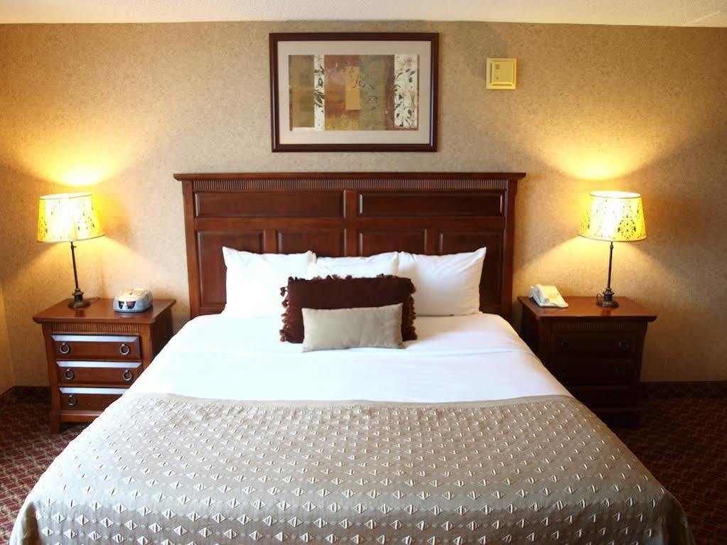 Ramada By Wyndham Topeka Downtown Hotel & Convention Center Zewnętrze zdjęcie
