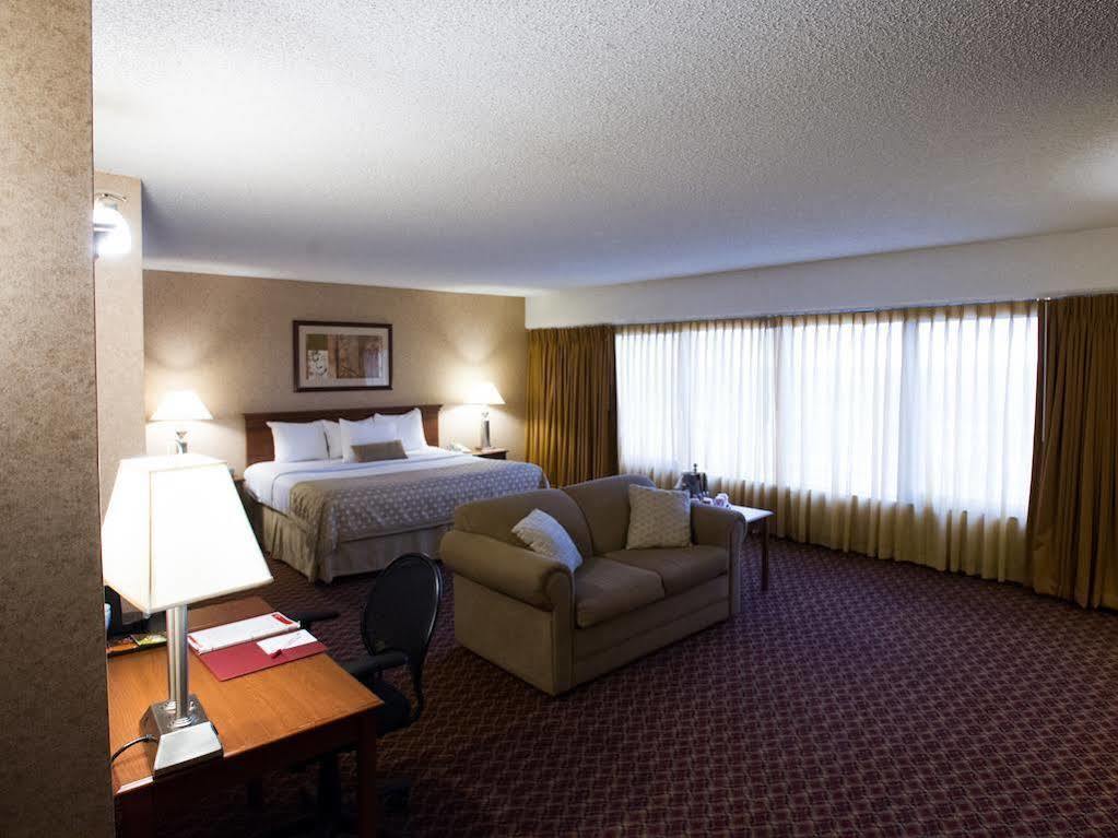Ramada By Wyndham Topeka Downtown Hotel & Convention Center Zewnętrze zdjęcie
