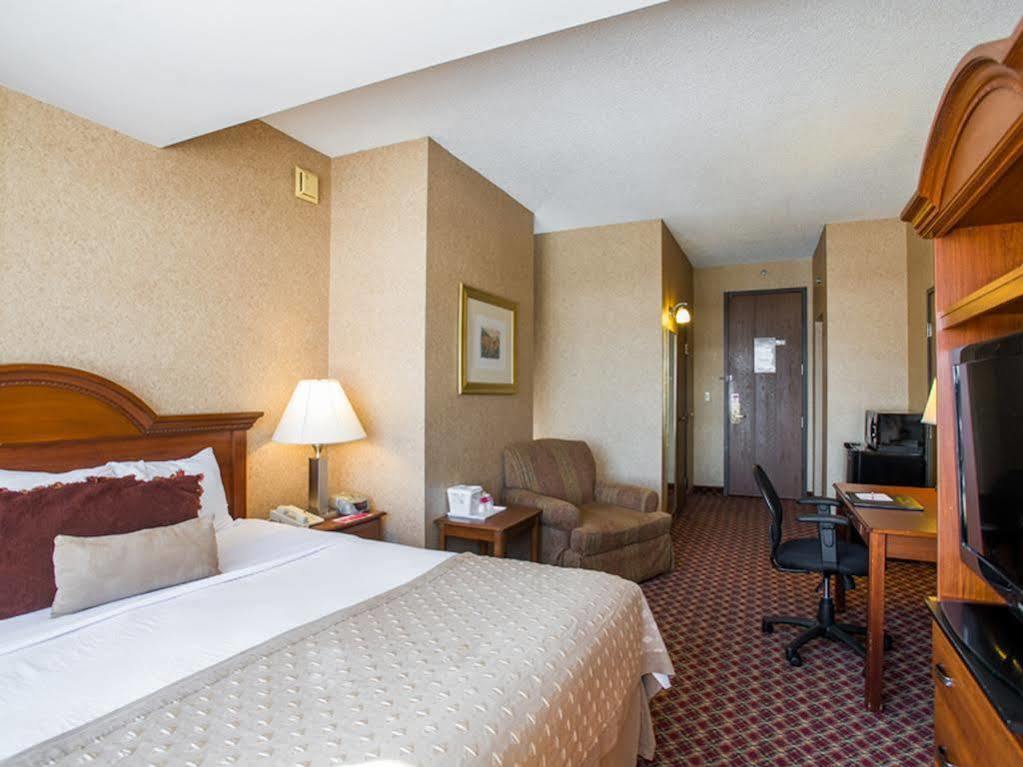 Ramada By Wyndham Topeka Downtown Hotel & Convention Center Zewnętrze zdjęcie